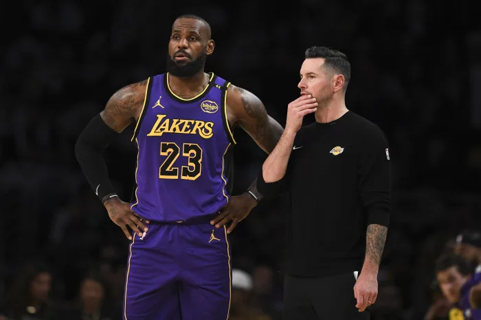 NBA直播-湖人G1惨败后展现冠军底蕴 詹姆斯领衔调整备战G2